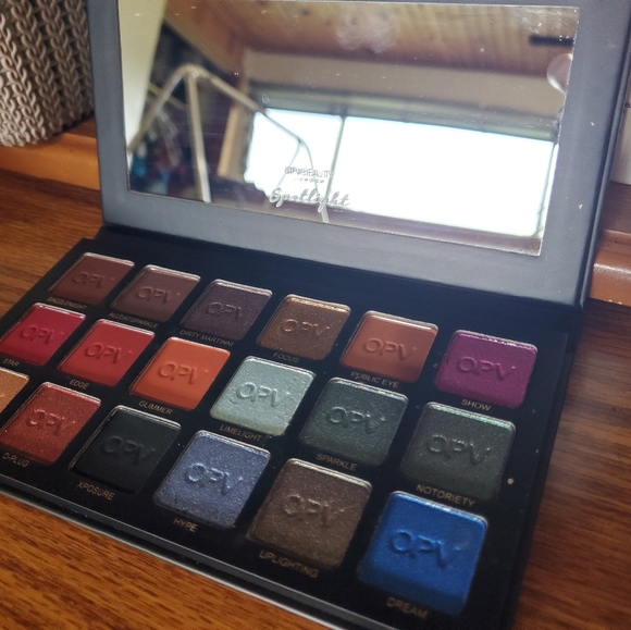 OPVbeauty Spotlight eyeshadow palette - Picture 2 of 3